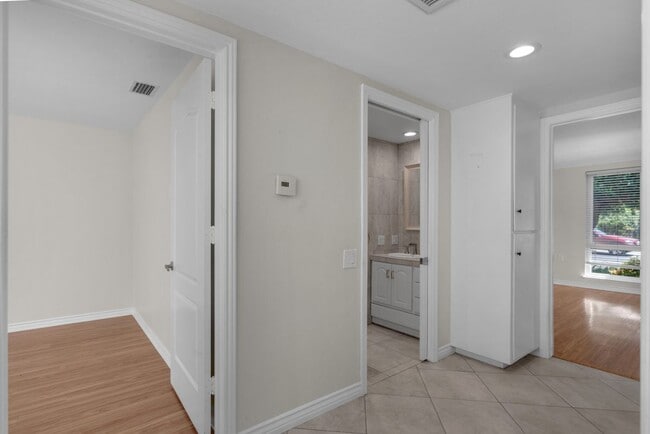 Building Photo - 479 Calle Cadiz