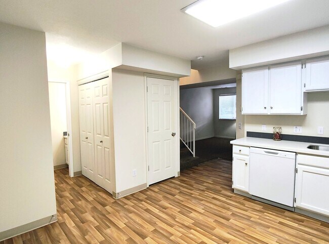 Building Photo - Great 3 Bd 2.5 Bath Townhome