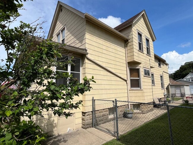 Building Photo - 2446 Lewis St