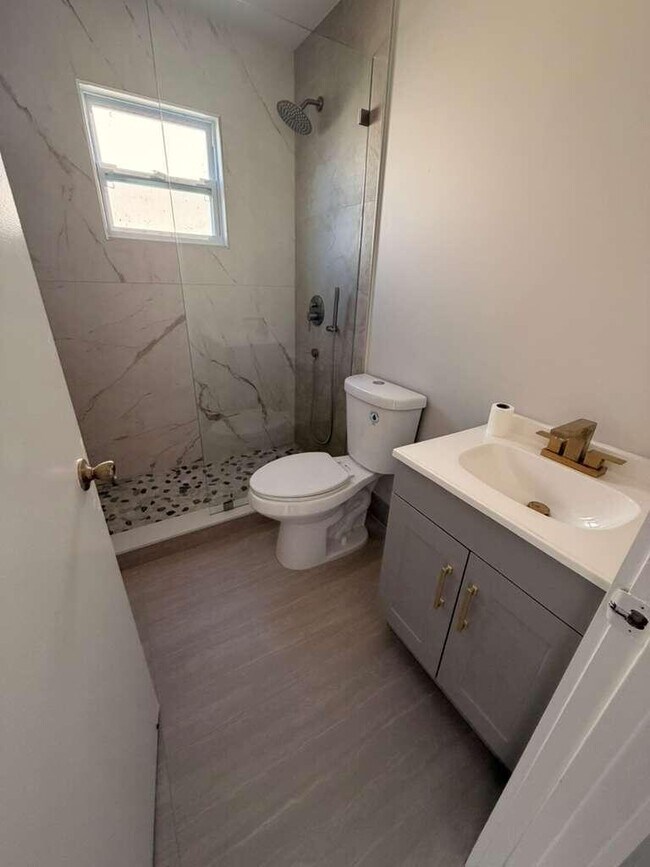 Building Photo - 5866 SE Mitzi Ln