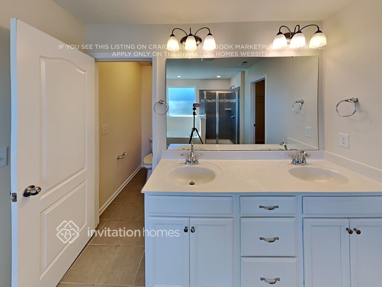 Building Photo - 13422 Hyperion Hills Ln