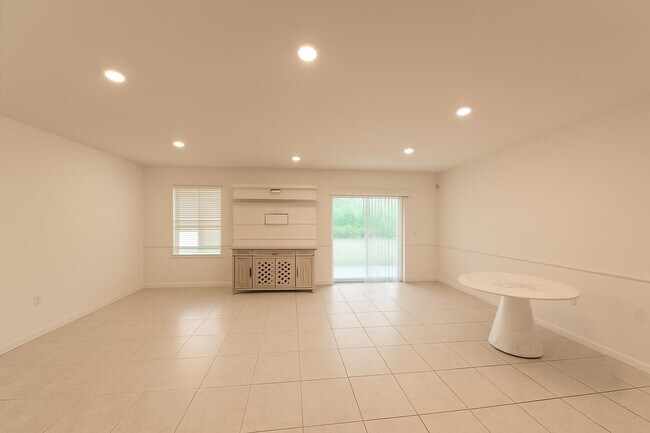 Building Photo - 1963 SW Import Dr