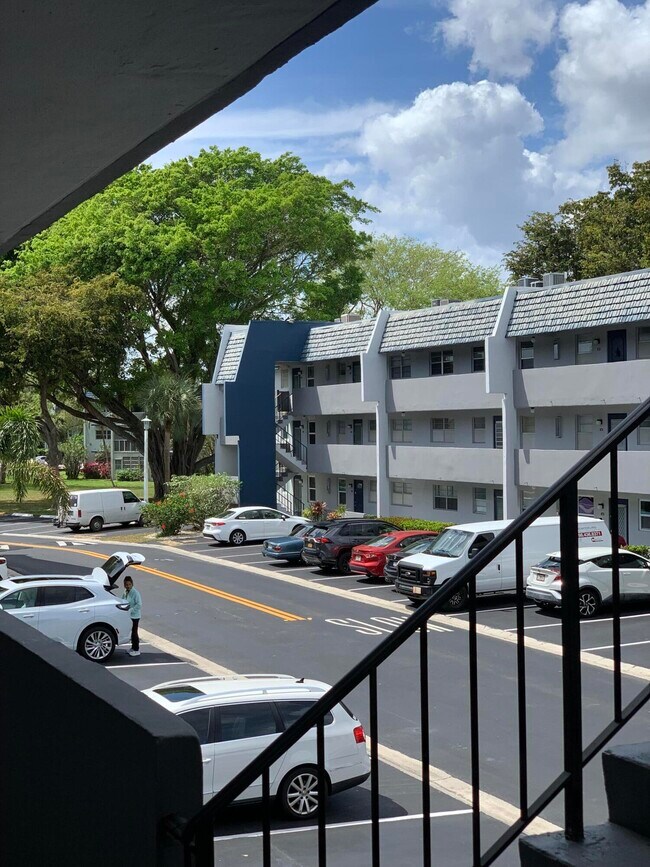 Building Photo - 7887 Golf Cir Dr