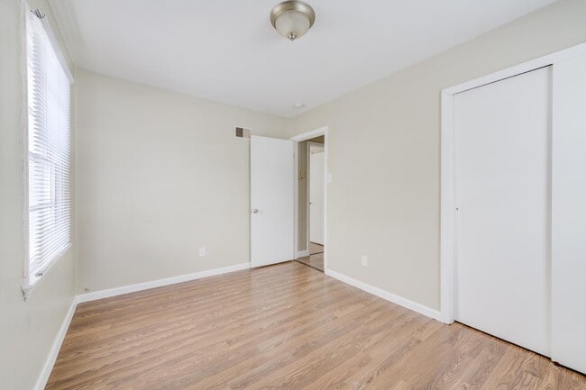 Building Photo - 110 De Smet Dr