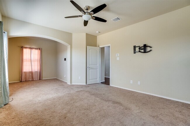 Building Photo - 301 Plum Dr