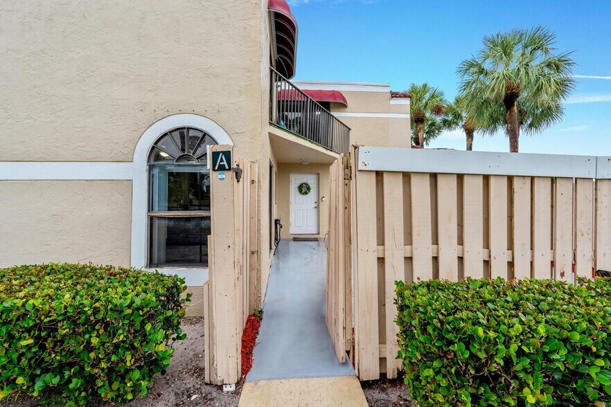 Building Photo - 3715 Village Dr
