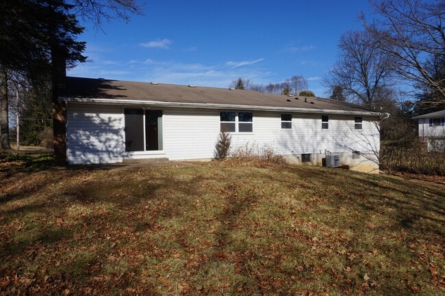 Building Photo - 641 Orchard Dr W