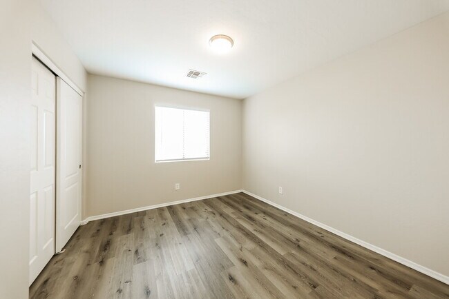 Building Photo - 3252 W Huntington Dr