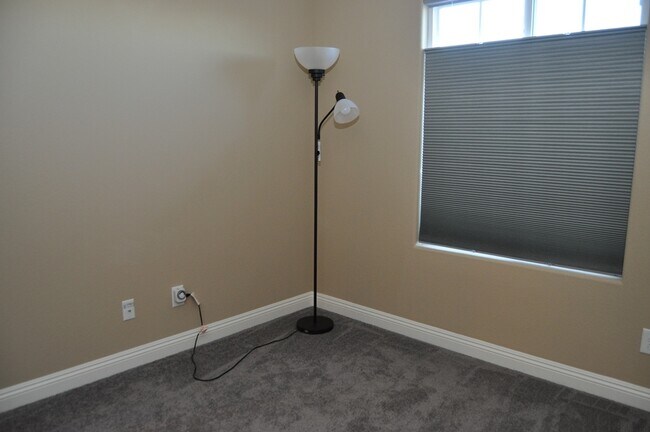 Building Photo - Fabulous 3 bedroom home in gated community!