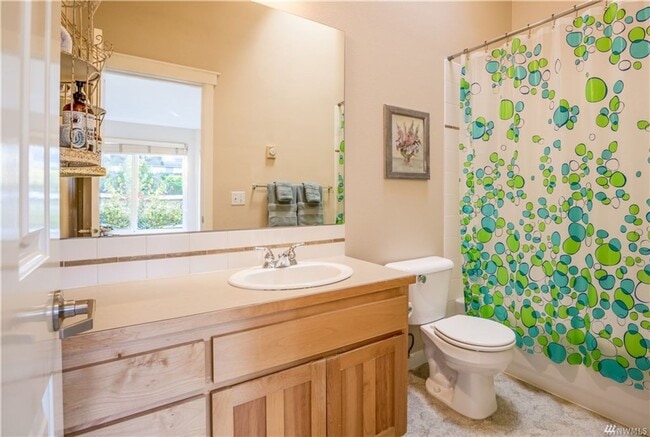 Building Photo - 3 bd 3 bath townhouse close to SPU
