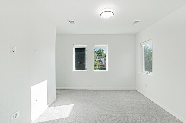 Building Photo - Contemporary 3BD, 2.5BA Edgewood Home with Fenced Yard and Carport