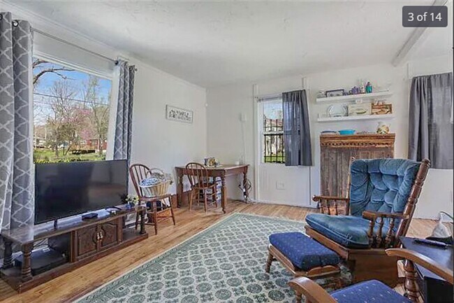 Building Photo - 2 Bed 1 Bath rare to rent!