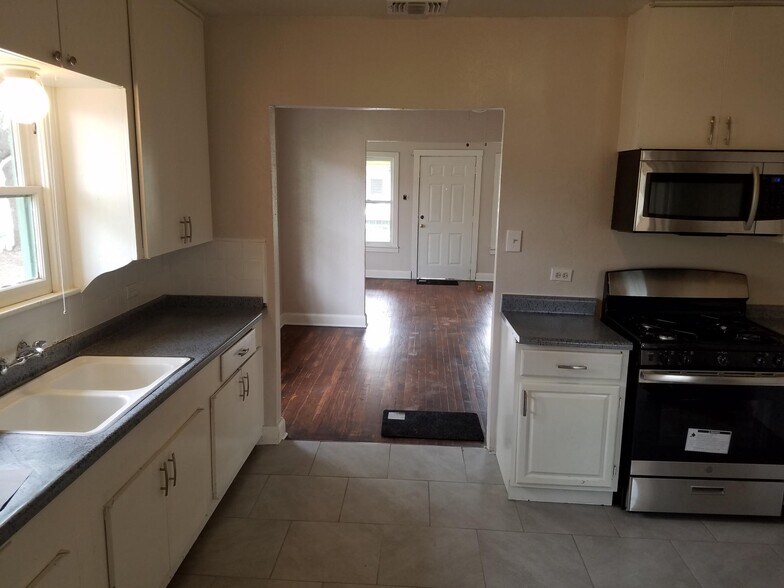 Building Photo - 1410 santa monica