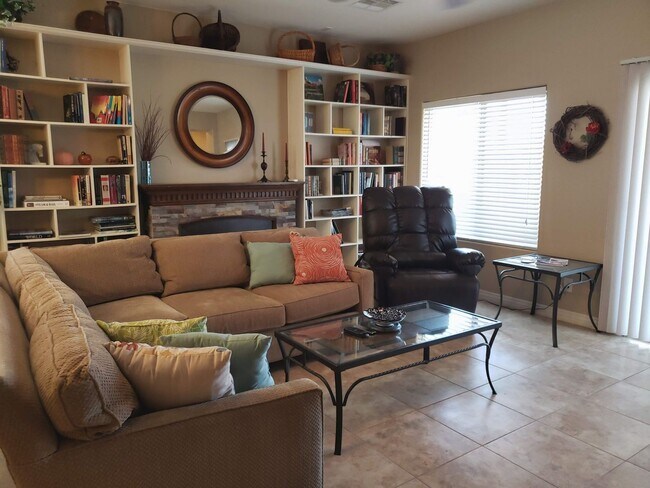Building Photo - 208 E Caribbean Dr