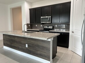 Building Photo - 11539 SW 13th Dr