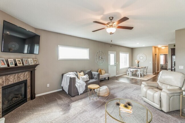 Building Photo - 1588 Foxtail Dr SE