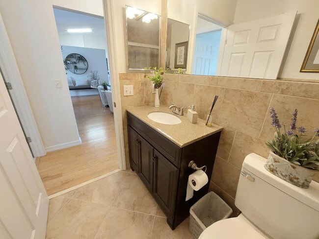 Building Photo - 1026 S Lake Mariam Dr