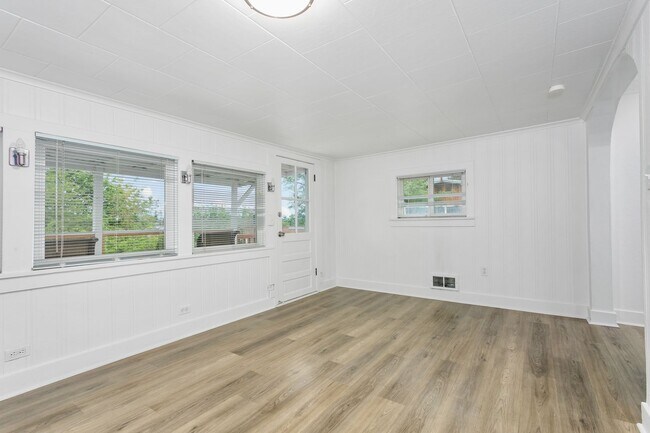 Building Photo - 2BR Upstairs Unit with Mountain Views & Private Yard – Tacoma Living at Its Best