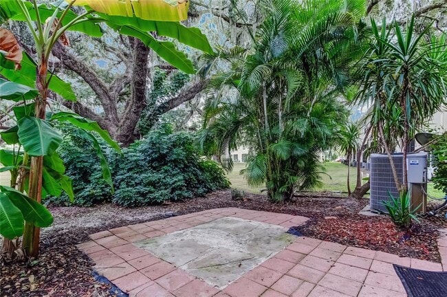 Building Photo - 1138 Hillhurst Dr