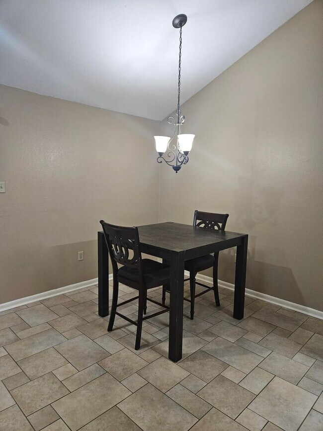 Building Photo - 2 or 3 Bed / 2 Bath Condo in Greenbriar Av...