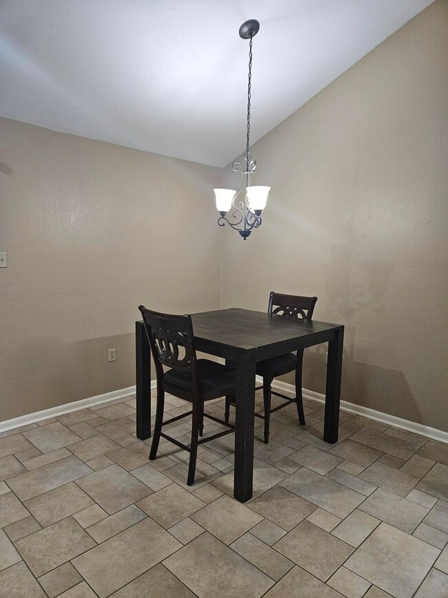 Building Photo - 2 or 3 Bed / 2 Bath Condo in Greenbriar Available Soon!