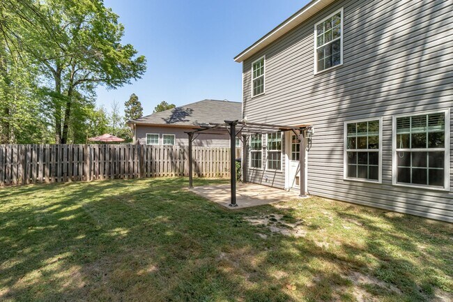 Building Photo - Large 3 bedroom (plus bonus), 2 1/2 bath home in Canterbury Farms!