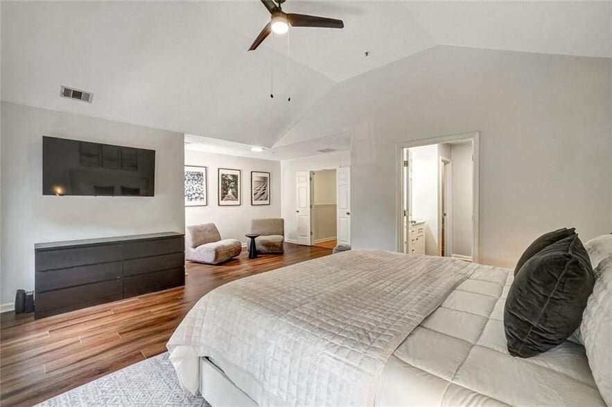 Building Photo - 702 Surrey Park Pl SE