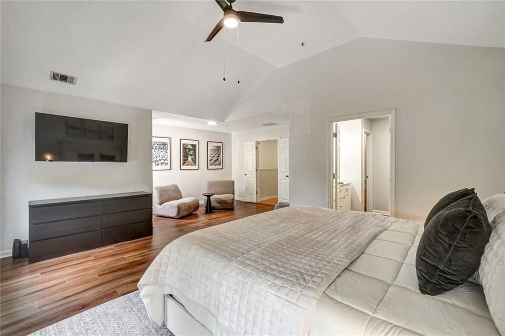 Building Photo - 702 Surrey Park Pl SE