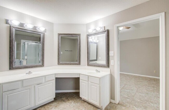 Building Photo - 4823 Upland Dale Ct