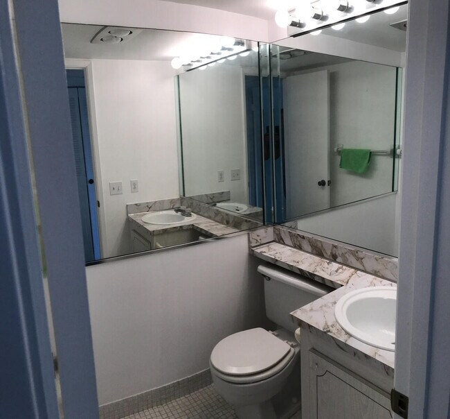 Building Photo - 700 Village Green Ct