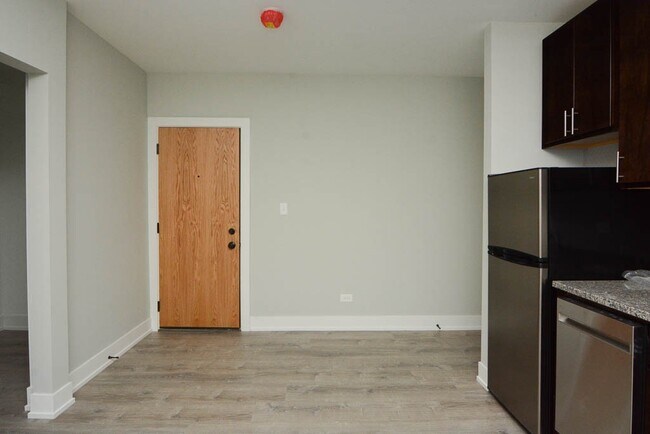 Building Photo - 434.5 W Belden Ave