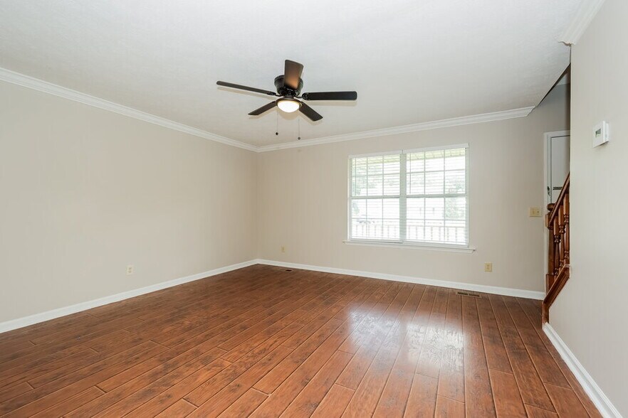 Building Photo - 405 Shamrock Dr