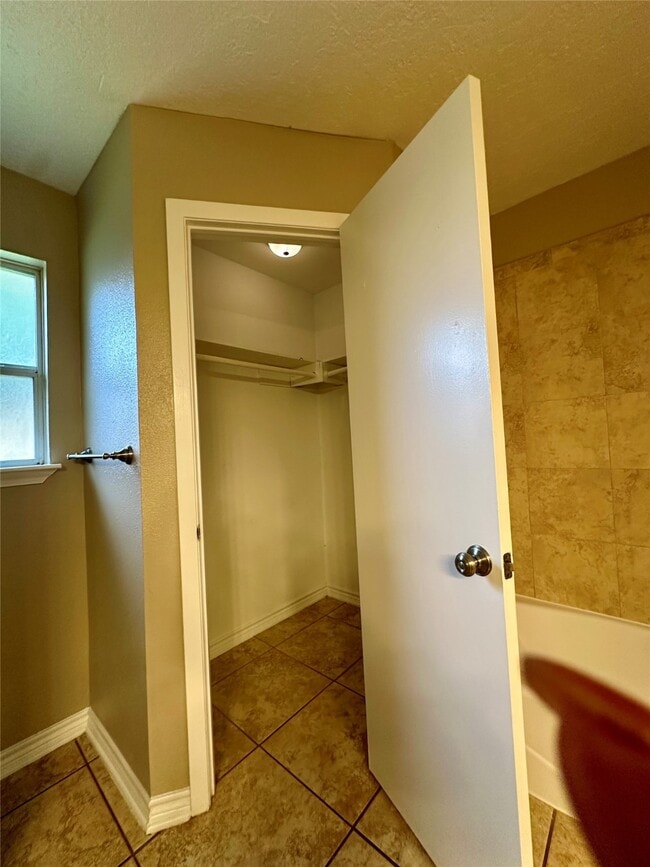 Building Photo - 1111 E Brompton Dr