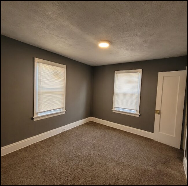 Building Photo - Single Family Home 4  beds 1.5 bath FOR RENT!