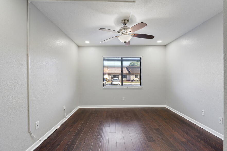 Building Photo - 7360 Ulmerton Rd