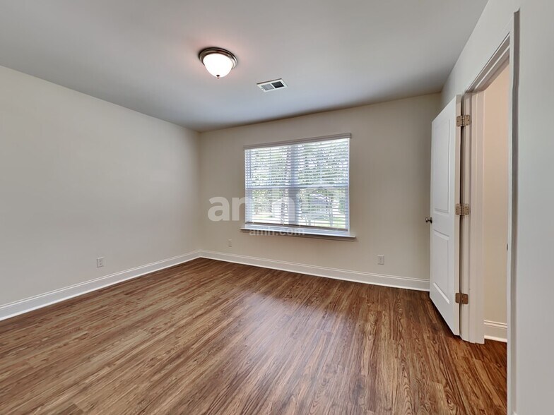 Building Photo - 223 Swan Dr