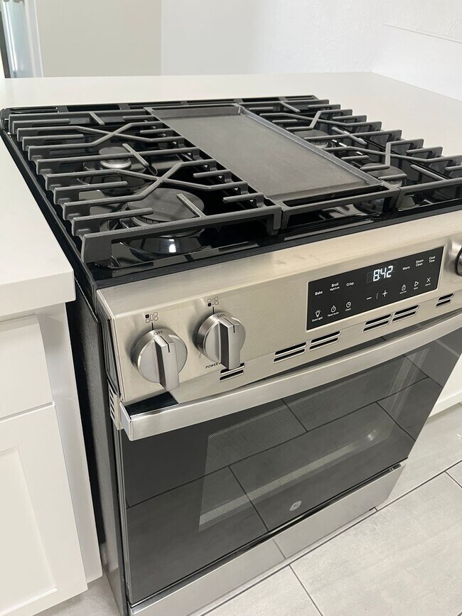 Building Photo - Brand new remodel unit! Must see