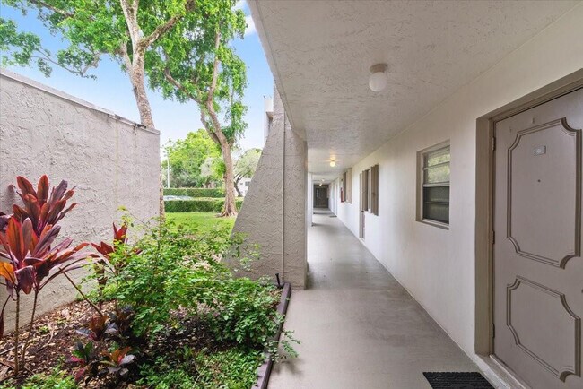 Building Photo - 9470 Poinciana Pl