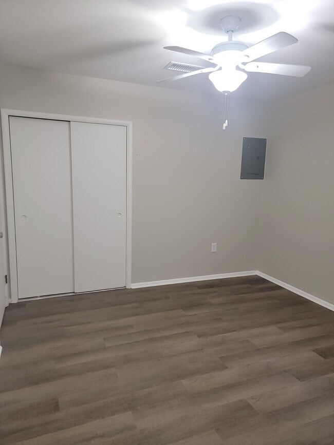 Building Photo - 2610 Demaret Dr