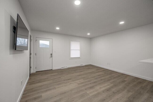 Building Photo - 3348 S Fairway Ave