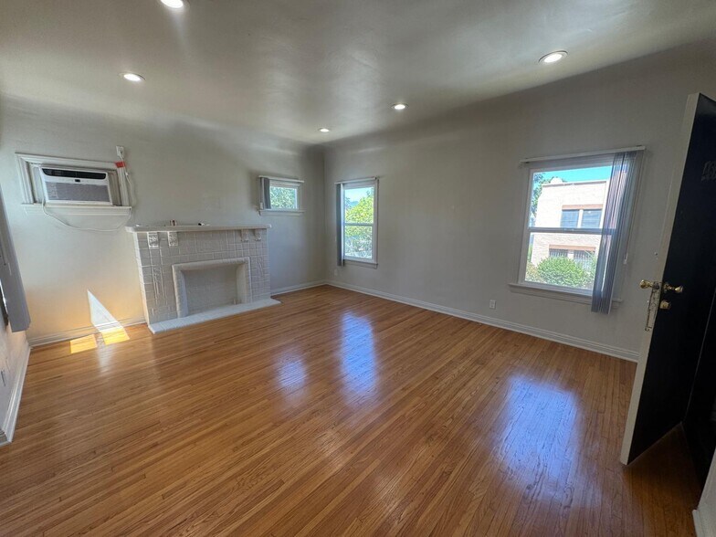 Building Photo - 467 N Orange Grove Ave