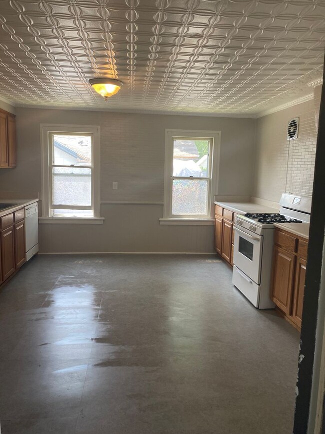 Building Photo - Cozy Single Bungalow right in the Wedge! A...