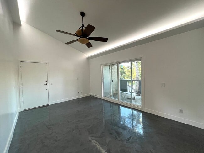 Building Photo - Clean 2 bedroom condo located near downtown Fullerton