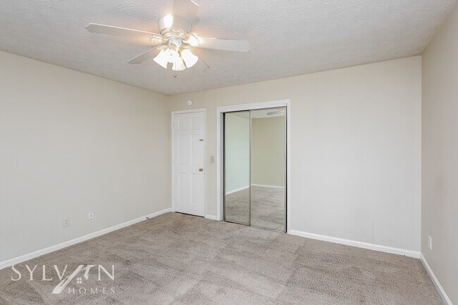 Building Photo - Enjoy one-level living in this 2 bedroom, ...