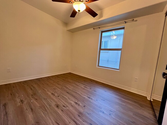 Building Photo - Tri Level 2 Bedroom 2.5 Bath Plus Den Town...