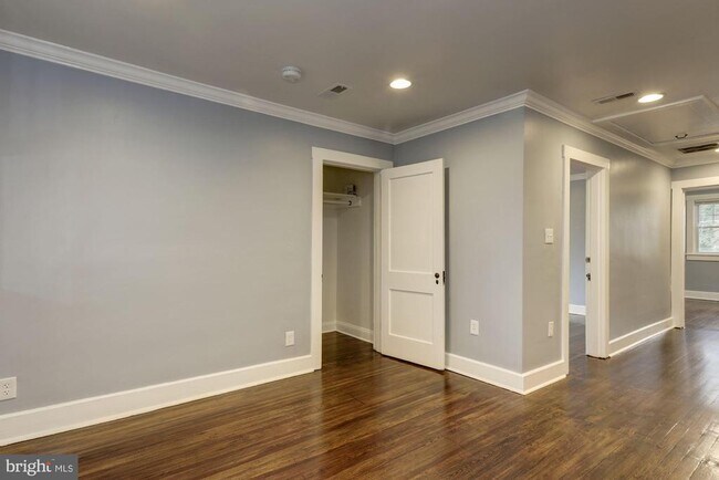 Building Photo - 811 Thayer Ave