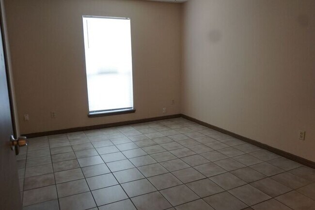 Building Photo - 2 bedroom 2 bathroom flat