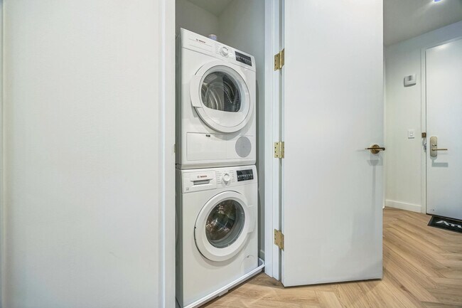 Building Photo - 980 6th Ave