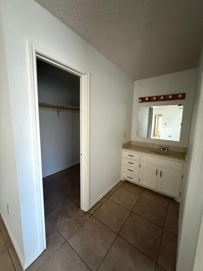 Building Photo - 108 N Mina De Oro St