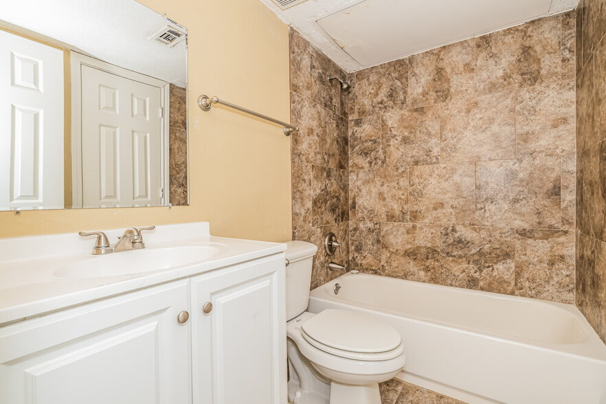 Building Photo - 1205 High Valley Dr